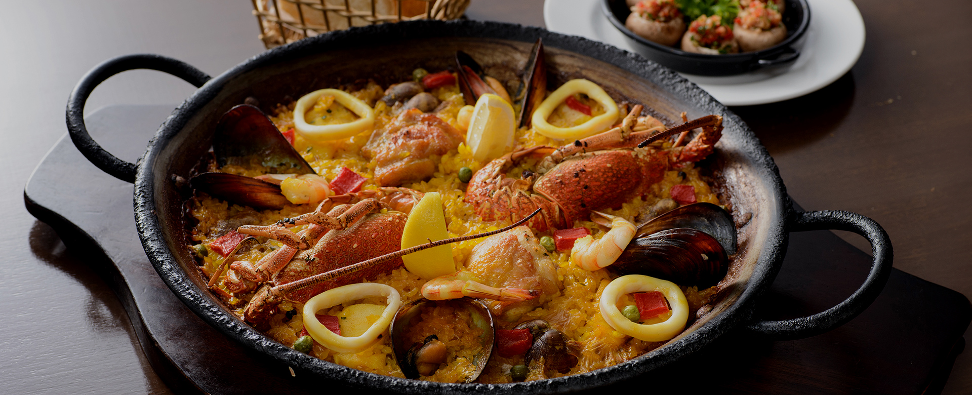 コンクール受賞 実力派シェフが作る 本格スペイン料理と本場フラメンコが楽しめる食と音楽が融合する空間